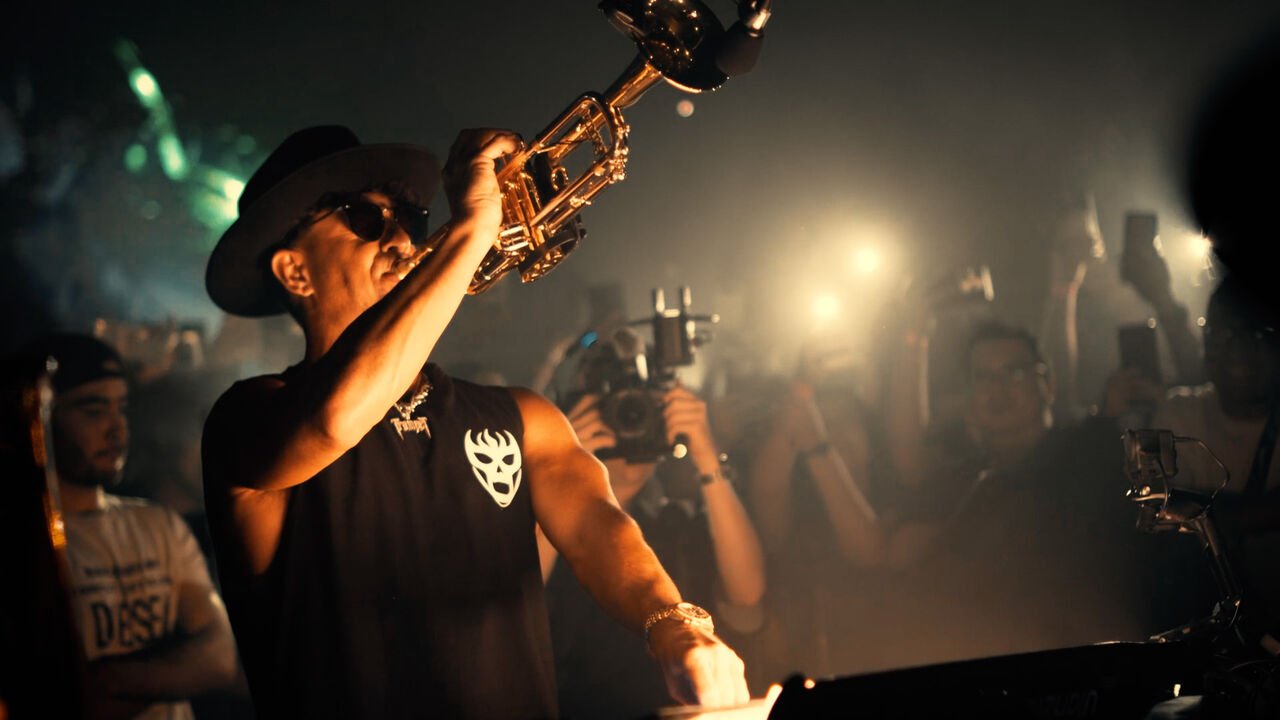 Timmy Trumpet en cabina con la trompeta