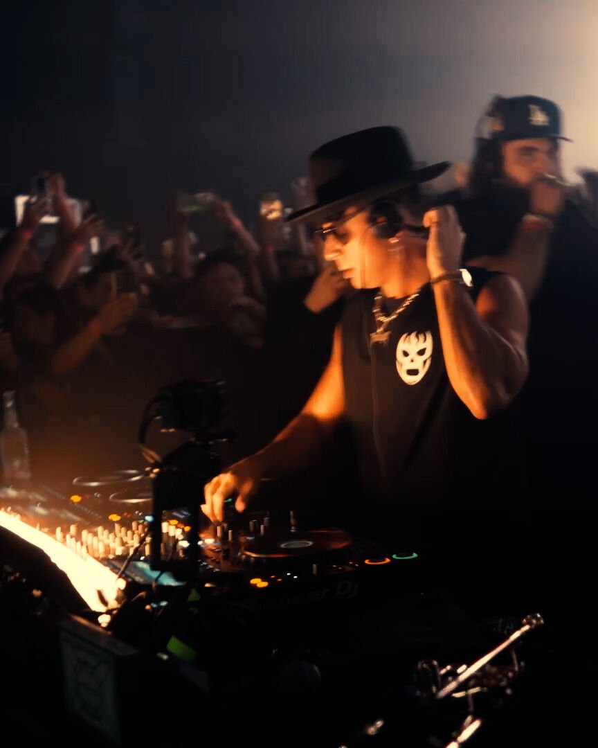 Set en vivo entre humo y luces